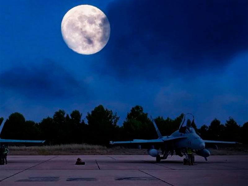 Luna llena sobre la Base Aérea de Gando