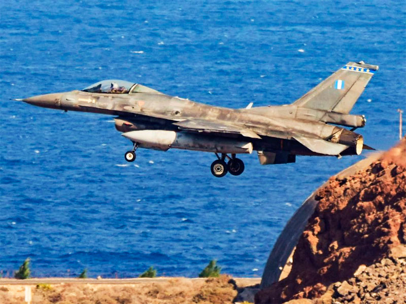 F-16 greigo despegando