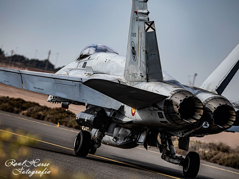 F-18 despegando. Foto de Raúl Hernández Sevilla