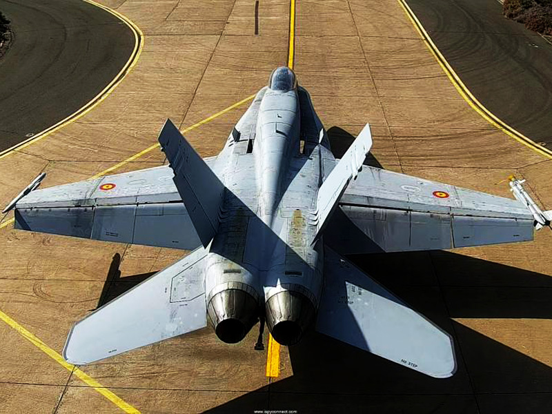 Vista superior de un F-18 en pista