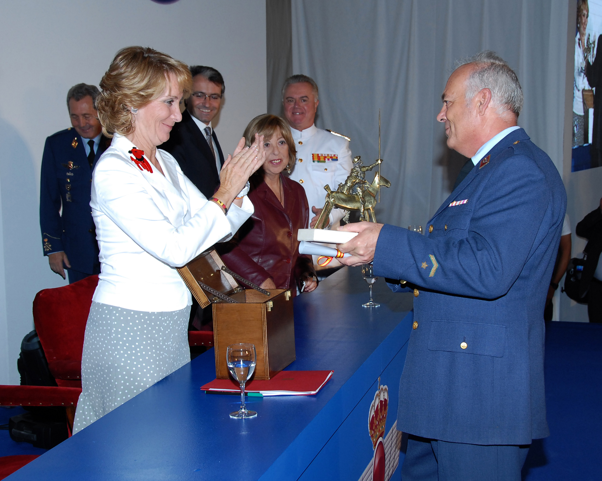 La presidenta de la Comunidad de Madrid entrega uno de los premios