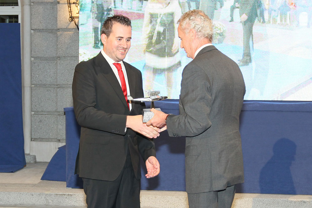El entonces ministro de Defensa Morenés entega el Premio de Pintura a Pablo Rubén López 