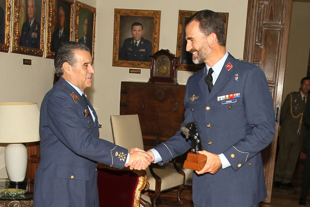 El general del aire Arnáiz entrega un presente al entonces Príncipe de Asturias