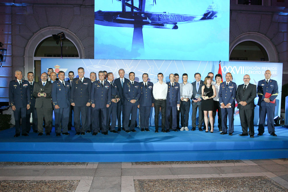 Foto de grupo de los premiados tras finalizar la gala