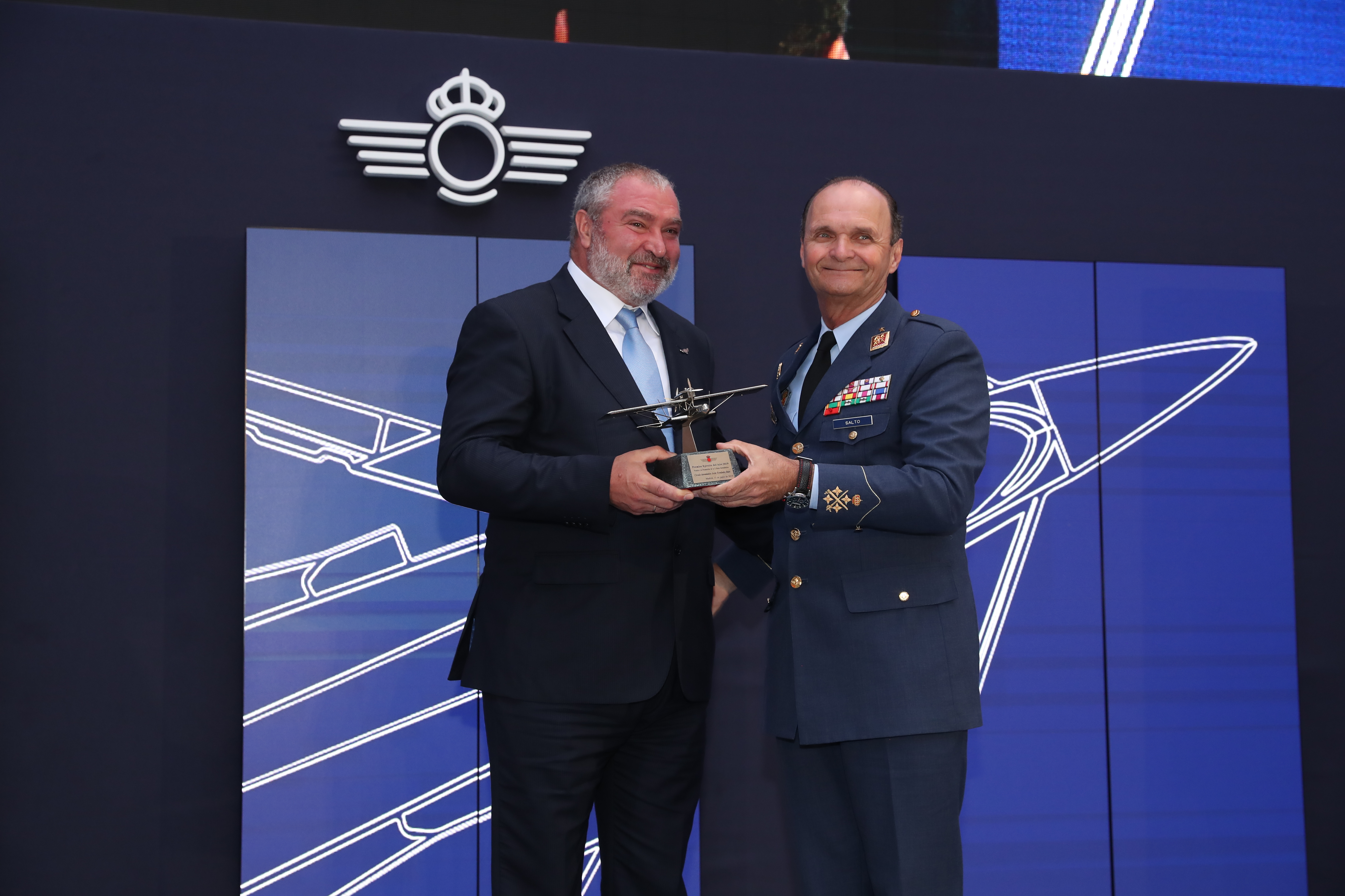 El general del aire Salto entrega el trofeo de Promoción de Cultura Aeronáutica al presidente de la Fundación Fernández Duro