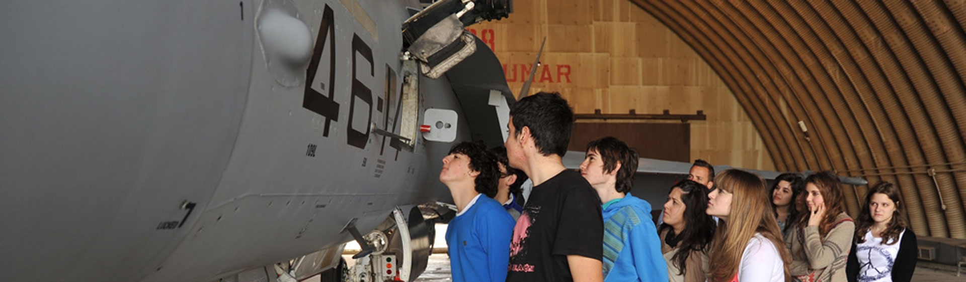 Ganadores del premio Aula Escolar visitan la Base Aérea de Gando