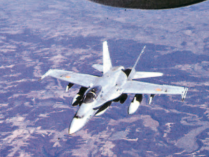 F-18 del Ala 12 tras reabastecerse en vuelo