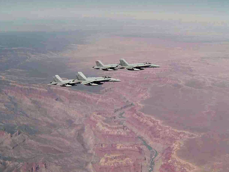 F-18 del Ala 15 sobrevolando el Cañón del Colorado