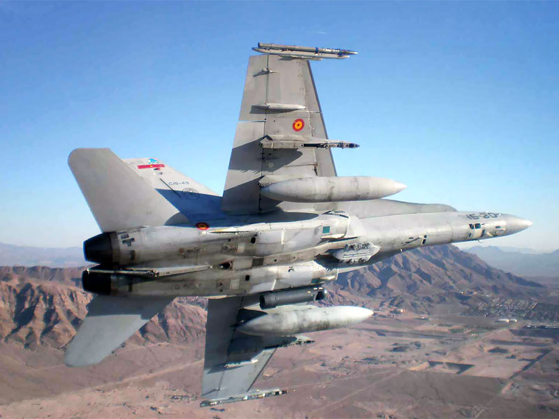 F-18 del Ala 15 rompe en inicial sobre la pista de Nellis