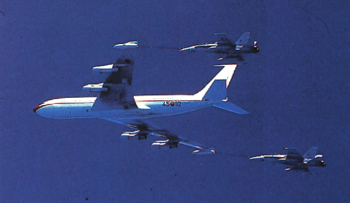 Cazas F-18 del Ala 12 repostando desde un Boeing 747 del 45 Grupo